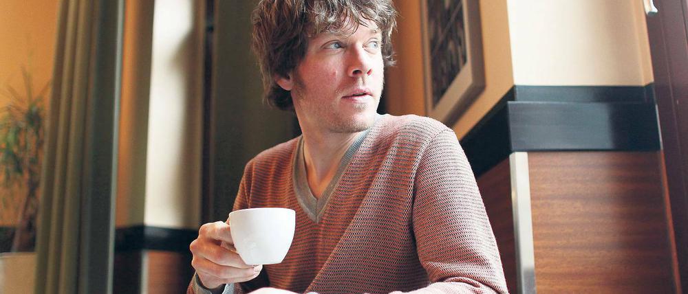 Ruhiger Moment. Der Potsdamer Schauspieler Steffen Schroeder ist der Neue bei der ZDF-Serie „Soko Leipzig“ – und einer von nunmehr vier Potsdamer TV-Ermittlern. Er pendelt zwischen seiner Familie in Potsdam und den Dreharbeiten in Leipzig. Hier sitzt er im Café Grundmann, seinem Leipziger Lieblingscafé.