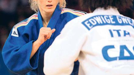 Konzentration auf die EM. Claudia Ahrens – hier im Kampf gegen die Italienerin Edwige Gwend bei der EM 2011 in Istanbul – muss auf Olympia verzichten.