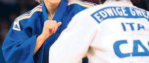 Konzentration auf die EM. Claudia Ahrens – hier im Kampf gegen die Italienerin Edwige Gwend bei der EM 2011 in Istanbul – muss auf Olympia verzichten.