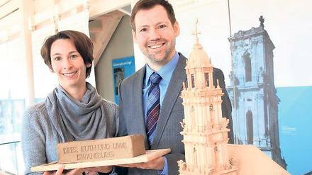 Ruth und Uwe Swaneburg spendeten für die Wetterfahne.