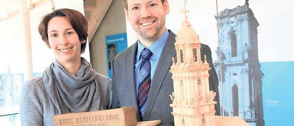 Ruth und Uwe Swaneburg spendeten für die Wetterfahne.