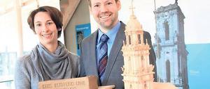 Ruth und Uwe Swaneburg spendeten für die Wetterfahne.