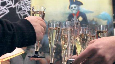 Prost auf Preußen. Rund 60 Linksalternative feierten im „Spartacus“.
