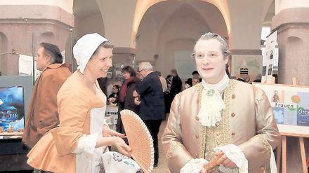 Kein Karneval. Bei der Geschichtsbörse im Kutschstall traten neben Rokoko-Tänzern auch kostümierte Vertreter von Heimatvereinen aus Brandenburg und Berlin auf.