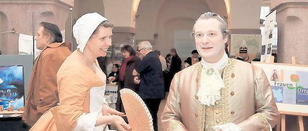 Kein Karneval. Bei der Geschichtsbörse im Kutschstall traten neben Rokoko-Tänzern auch kostümierte Vertreter von Heimatvereinen aus Brandenburg und Berlin auf.
