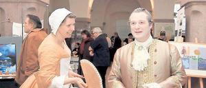 Kein Karneval. Bei der Geschichtsbörse im Kutschstall traten neben Rokoko-Tänzern auch kostümierte Vertreter von Heimatvereinen aus Brandenburg und Berlin auf.