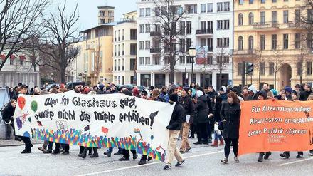 Protest gegen höhere Pacht. Rund 200 Demonstranten zogen am Samstagnachmittag lautstark und friedlich durch die Innenstadt.