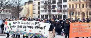 Protest gegen höhere Pacht. Rund 200 Demonstranten zogen am Samstagnachmittag lautstark und friedlich durch die Innenstadt.