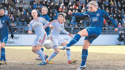 Ohne Fortune. Turbines neue Stürmerin Margret Lara Vidarsdottir (r.) vergab am Sonntag ebenso Riesenchancen wie Yuki Nagasato (l.); Viola Odebrecht (hinten Mitte) traf zumindest zum 1:1-Ausgleich gegen Schlusslicht Leverkusen.
