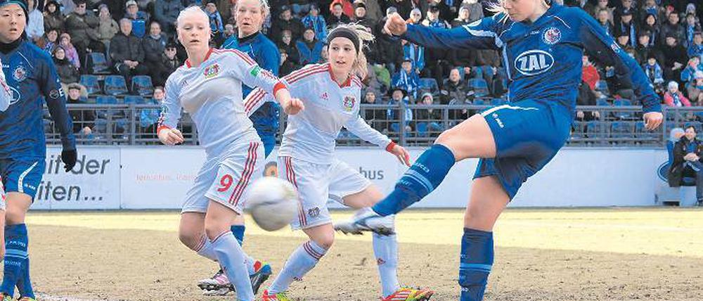 Ohne Fortune. Turbines neue Stürmerin Margret Lara Vidarsdottir (r.) vergab am Sonntag ebenso Riesenchancen wie Yuki Nagasato (l.); Viola Odebrecht (hinten Mitte) traf zumindest zum 1:1-Ausgleich gegen Schlusslicht Leverkusen.