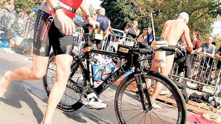In der Wechselzone. Helmut Schicketanz bei einem Triathlon in Berlin auf dem Weg vom Schwimmen zum Radfahren.