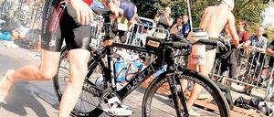 In der Wechselzone. Helmut Schicketanz bei einem Triathlon in Berlin auf dem Weg vom Schwimmen zum Radfahren.