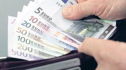 Um mehr Transparenz zu schaffen und langfristig Millionen im Landeshaushalt einzusparen, werden die Bezüge von Brandenburgs Landtagsabgeordneten neu geordnet.