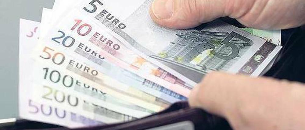 Um mehr Transparenz zu schaffen und langfristig Millionen im Landeshaushalt einzusparen, werden die Bezüge von Brandenburgs Landtagsabgeordneten neu geordnet.