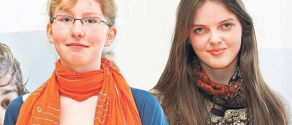 Siegeslächeln. Lea Tamberg vom Humboldt-Gymnasium und Katharina Jungehülsing von der Lenné-Gesamtschule (v.l.).