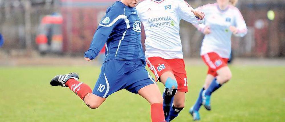 Duell der Torschützinnen. Patricia Hanebeck (l.) gegen Aylin Yaren.