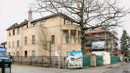 Imposant. Das Gebäudeensemble in der Rembrandtstraße 24 ist das einzige Mehrfamilienhaus in der Straße. Laut Architekt ist es kein Einzeldenkmal, genießt aber den Flächendenkmalschutz der Berliner Vorstadt.