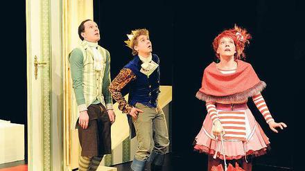 Verloren im Schloss. „Der Diener und sein Prinz“ mit Nadine Boske, Julian Trostorf und Peter Wagner (v.r.).