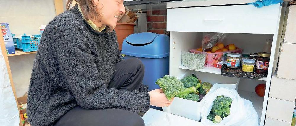 Und auch heute wieder Reste: Raphael Fellmer begutachtet die Vorräte in seinem Outdoor-Kühlschrank. Der 28-jährige Kleinmachnower braucht zum Leben fast keinen Cent. Damit ist er der Occupy-Bewegung schon weit voraus.