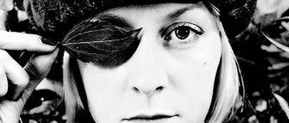 Fotografische Kammerstücke. Die Bilder von Lisa Wassmann aus der Reihe „Walking On The Moon“.