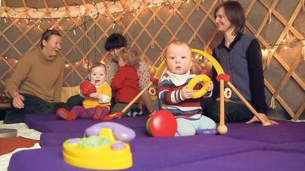Auszeit in der Jurte. Galina Mikheeva (rechts) betreut die Krabbelgruppe im Lindenpark. Der offene Babyclub trifft sich mittwochs und donnerstags jeweils von 10 bis 11 Uhr.