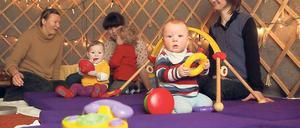 Auszeit in der Jurte. Galina Mikheeva (rechts) betreut die Krabbelgruppe im Lindenpark. Der offene Babyclub trifft sich mittwochs und donnerstags jeweils von 10 bis 11 Uhr.
