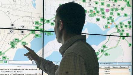 Grüne Ampeln, rote Ampeln. Für 2,3 Millionen Euro hat Potsdam seine Verkehrszentrale in der Hegelallee und zahlreiche Ampeln aufgerüstet. Das System arbeitet voll automatisch. Dennoch hat mindestens ein Verkehrstechniker tagsüber ein Auge darauf.