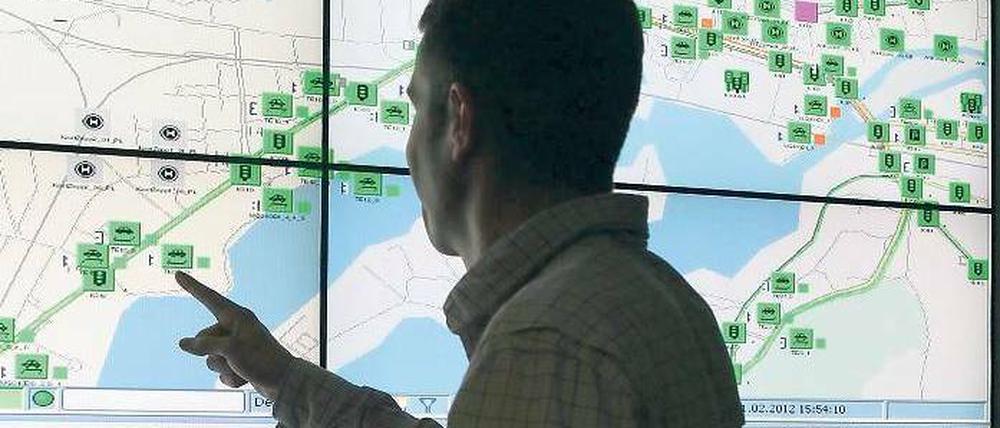 Grüne Ampeln, rote Ampeln. Für 2,3 Millionen Euro hat Potsdam seine Verkehrszentrale in der Hegelallee und zahlreiche Ampeln aufgerüstet. Das System arbeitet voll automatisch. Dennoch hat mindestens ein Verkehrstechniker tagsüber ein Auge darauf.