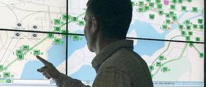 Grüne Ampeln, rote Ampeln. Für 2,3 Millionen Euro hat Potsdam seine Verkehrszentrale in der Hegelallee und zahlreiche Ampeln aufgerüstet. Das System arbeitet voll automatisch. Dennoch hat mindestens ein Verkehrstechniker tagsüber ein Auge darauf.