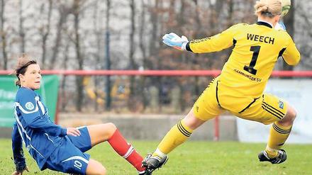 Mit viel Gefühl. Patricia Hanebeck (links) überwand in der zweiten Halbzeit Hamburgs Torhüterin Bianca Weech und besorgte den 1:1-Ausgleich für Turbine Potsdam.