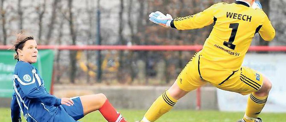 Mit viel Gefühl. Patricia Hanebeck (links) überwand in der zweiten Halbzeit Hamburgs Torhüterin Bianca Weech und besorgte den 1:1-Ausgleich für Turbine Potsdam.