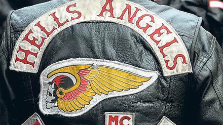 Gefährliche Bruderschaft. Wer sich bei den Hells Angels nicht an die Spielregeln hält, muss mit ernsten Folgen rechnen. Am Mittwoch führte die Spur eines Rache-Delikts im Rockermilieu sogar zu einer Razzia im Haus von Claudia Pechstein am Scharmützelsee.