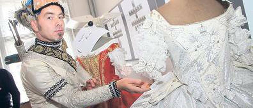 Barockes Schöneberg. Niels Badenhop, Kostümschneider und Barockkünstler, fertigt im Atelier in der Akazienstraße Kostüme für die große Show in Sanssouci.