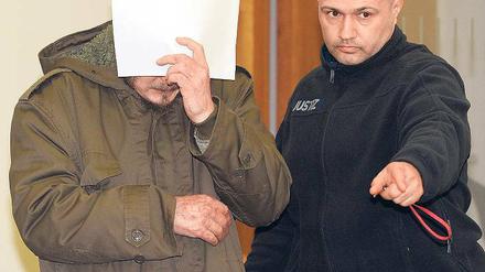 Vater auf der Anklagebank. Der 40-Jährige (l.) muss sich wegen des Todes seiner beiden Töchter verantworten.