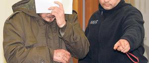 Vater auf der Anklagebank. Der 40-Jährige (l.) muss sich wegen des Todes seiner beiden Töchter verantworten.