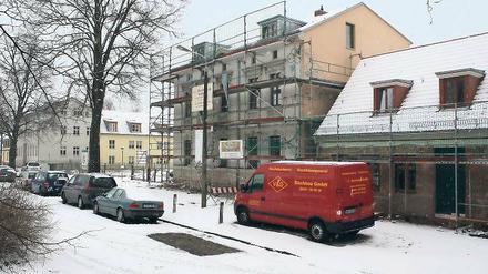 Fast fertig. Das Wohnhaus Mühlenstraße 2a und das rechts daneben stehende Weberhaus hat Stadtkontor in Eigenregie saniert. In der kommenden Woche soll auch an der Ecke zur Neuen Straße Baustart für ein Wohnhaus sein.