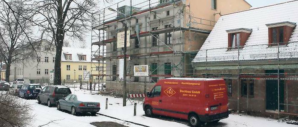 Fast fertig. Das Wohnhaus Mühlenstraße 2a und das rechts daneben stehende Weberhaus hat Stadtkontor in Eigenregie saniert. In der kommenden Woche soll auch an der Ecke zur Neuen Straße Baustart für ein Wohnhaus sein.