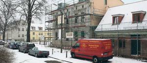 Fast fertig. Das Wohnhaus Mühlenstraße 2a und das rechts daneben stehende Weberhaus hat Stadtkontor in Eigenregie saniert. In der kommenden Woche soll auch an der Ecke zur Neuen Straße Baustart für ein Wohnhaus sein.