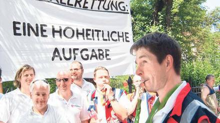 Proteste im Vergabeverfahren 2008: In einigen brandenburgischen Landkreisen übernimmt man den Rettungsdienst jetzt wieder in Eigenregie – wegen rechtlicher Risiken und der Unruhe beim Personal.