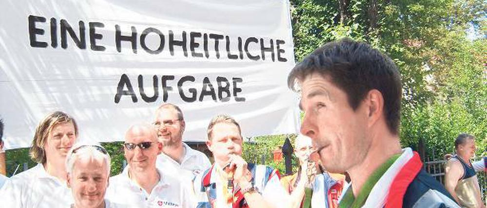 Proteste im Vergabeverfahren 2008: In einigen brandenburgischen Landkreisen übernimmt man den Rettungsdienst jetzt wieder in Eigenregie – wegen rechtlicher Risiken und der Unruhe beim Personal.