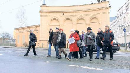 13 Tore in Potsdam. Fremdenführerin Gisela Panning (im roten Anorak) weiß eine Menge über Potsdams offene und geschlossene Türen.