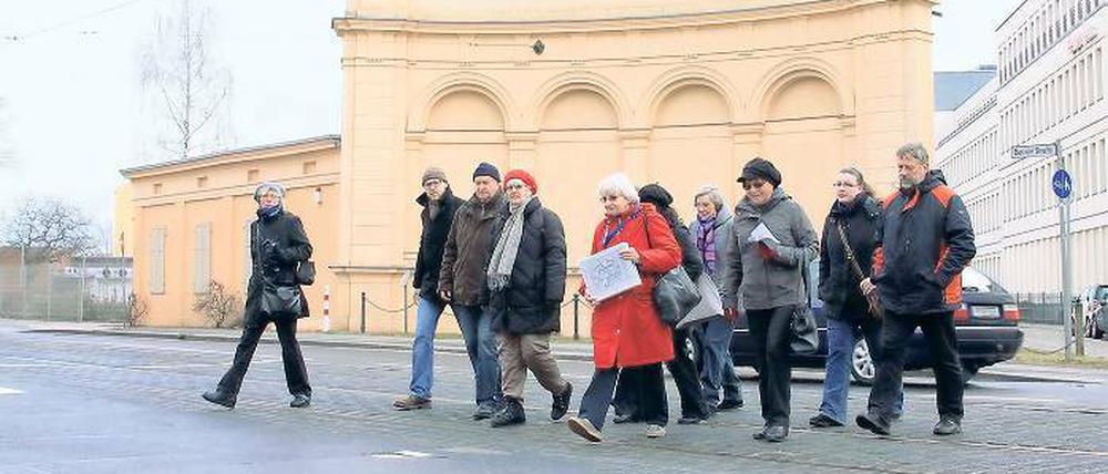 13 Tore in Potsdam. Fremdenführerin Gisela Panning (im roten Anorak) weiß eine Menge über Potsdams offene und geschlossene Türen.