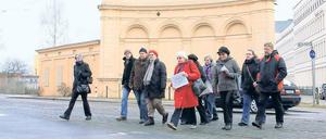 13 Tore in Potsdam. Fremdenführerin Gisela Panning (im roten Anorak) weiß eine Menge über Potsdams offene und geschlossene Türen.