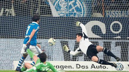 Anfang vom Ende. Raul (links) erzielte das 1:0, am Ende hieß es 4:0 für Schalke 04 gegen überforderte Wolfsburger.