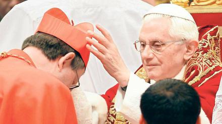 Kardinal. Papst Benedikt XVI. setzte dem Berliner Erzbischof das Birett auf.