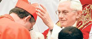 Kardinal. Papst Benedikt XVI. setzte dem Berliner Erzbischof das Birett auf.