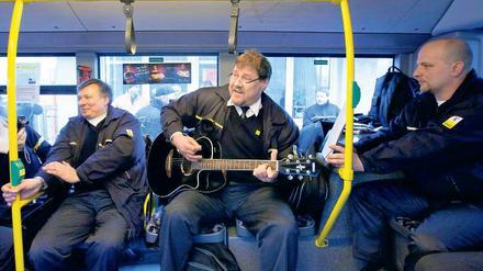 We shall overcome... Rund 1300 BVG-Busse blieben am Samstag im Depot. In einem von ihnen richteten Mitarbeiter ein Streiklokal ein und hielten mit Gitarrenmusik die Kampfstimmung aufrecht.