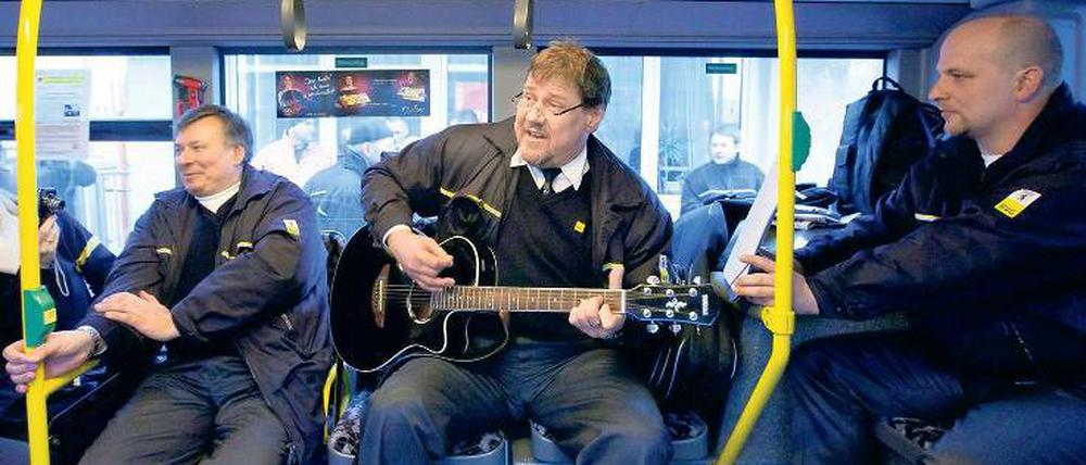 We shall overcome... Rund 1300 BVG-Busse blieben am Samstag im Depot. In einem von ihnen richteten Mitarbeiter ein Streiklokal ein und hielten mit Gitarrenmusik die Kampfstimmung aufrecht.