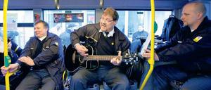 We shall overcome... Rund 1300 BVG-Busse blieben am Samstag im Depot. In einem von ihnen richteten Mitarbeiter ein Streiklokal ein und hielten mit Gitarrenmusik die Kampfstimmung aufrecht.