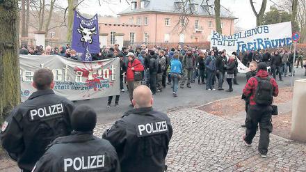 Aufbegehren gegen die Verdrängung alternativer Wohnprojekte: Rund 200 Anhänger der alternativen Szene demonstrierten am Samstag in Babelsberg.
